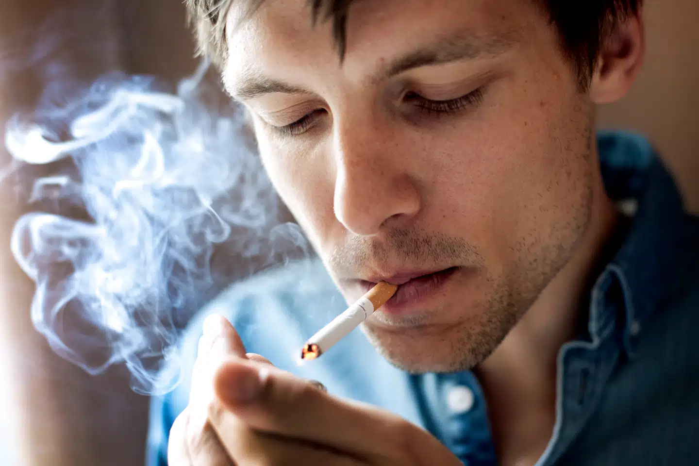 »At ryge på fortovet, hvor andre bliver tvunget til at dele byrden af din cigaret, er ikke en ret – det er et overgreb på andres ret til at færdes frit,« skriver Mette Marie Kjær Knudsen.