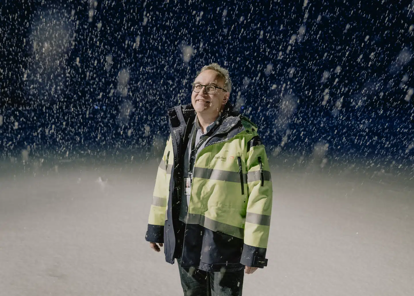 Robert Lindberg er direktør i Skellefteå Airport, som ligger 600 kilometer nord for Stockholm og 250 kilometer syd for Polarcirklen. Lufthavnen er kendetegnet ved at have et arkitekttegnet kontroltårn i træ, som dog ikke kan ses for sneen på billedet.