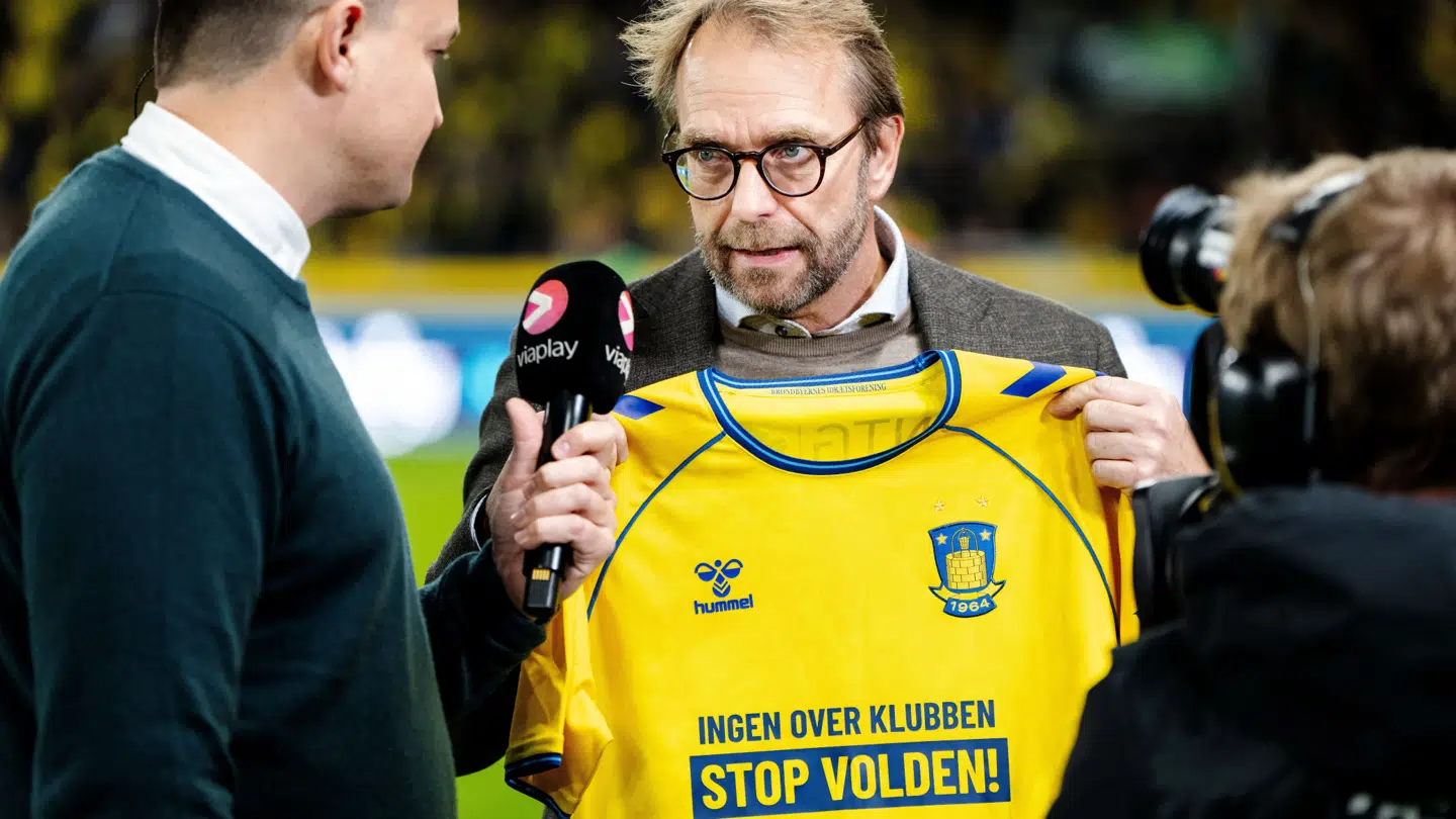 Brøndby spillede med en særlig trøje, der opfordrede til at stoppe volden, da de mødte FC Midtjylland få dage efter den voldsomme FCK-kamp. Her holder Brøndbys administrerende direktør, Ole Palmå, trøjen frem.