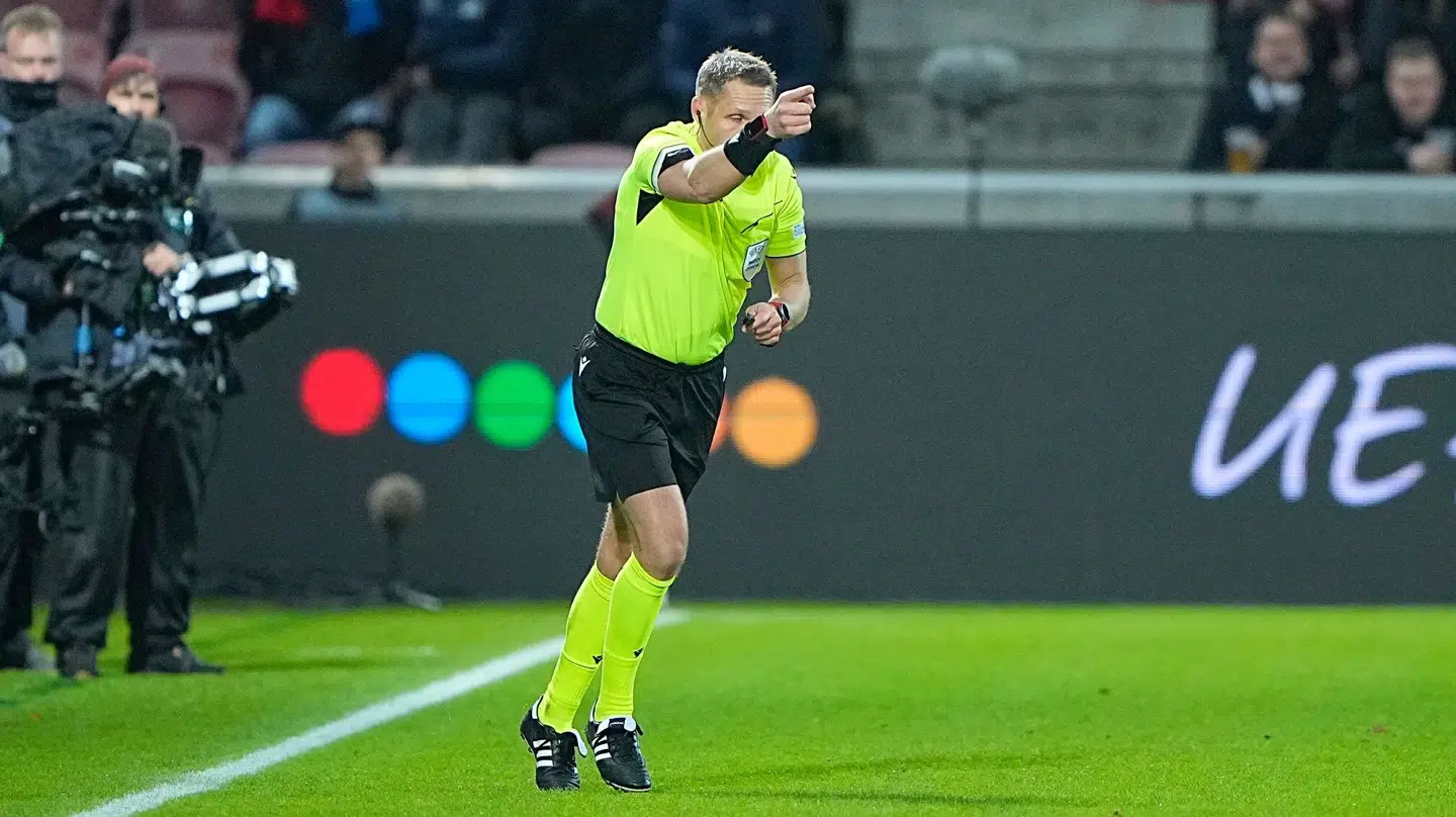 Dommer Craig Pawson dømte en kæmpe gave af et straffespark til Frankfurt.