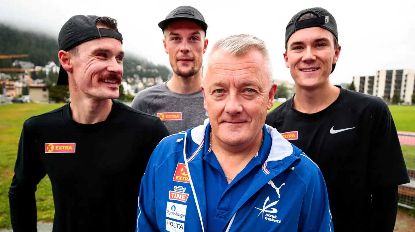 Gjert Ingebrigtsen med sønnerne Filip, Henrik og Jakob, der står til højre på billedet.