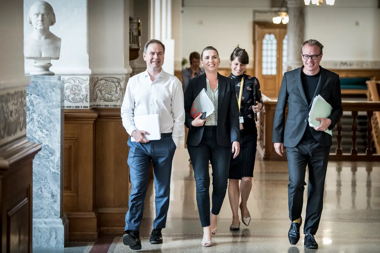 Nicolai Wammen og Mette Frederiksen fra Socialdemokratiet samt stabschef Martin Rossen ankommer til regeringsforhandlinger i Landstingssalen på Christiansborg, mandag den 24. juni 2019.. (Foto: Mads Claus Rasmussen/Ritzau Scanpix)
