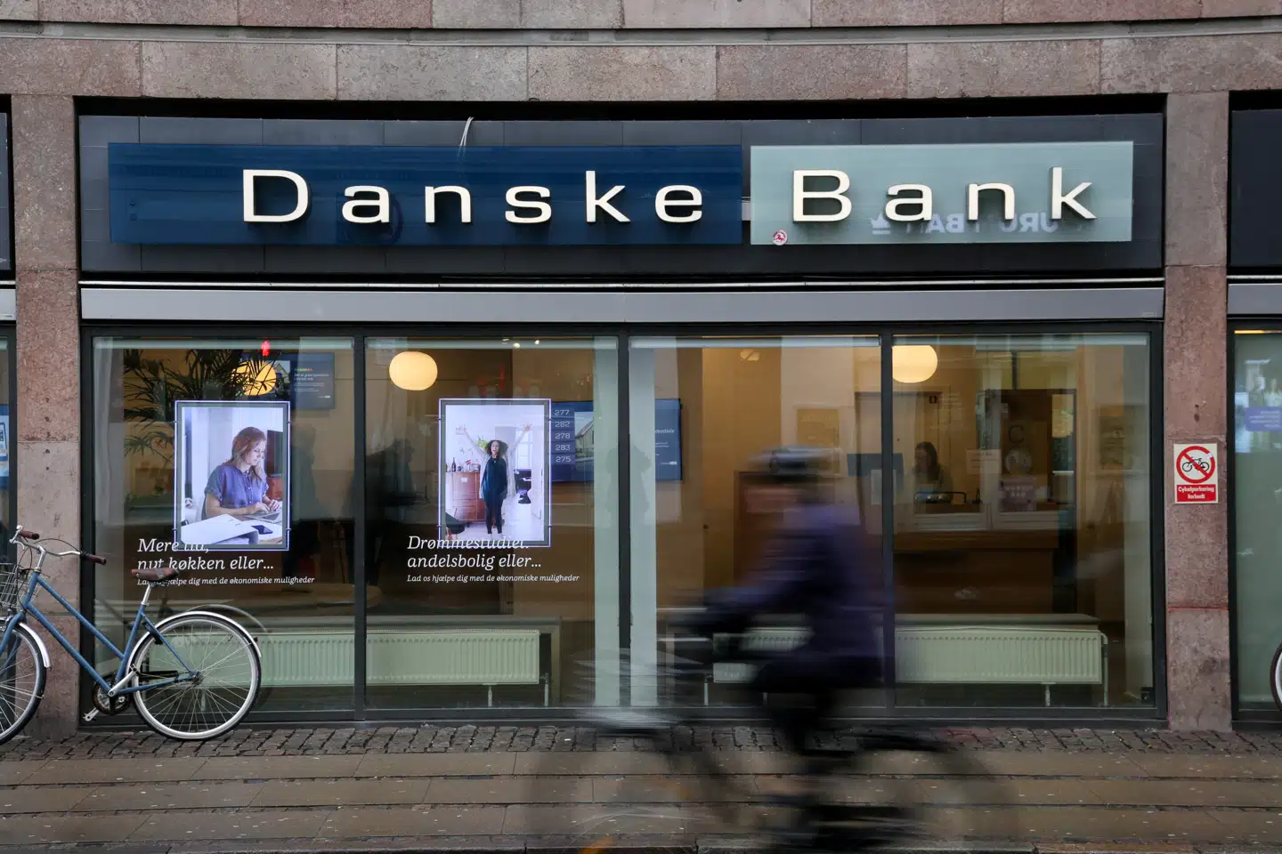 Der ryddes ud i titlerne i landets største bank for også at skabe et bedre internt samarbejde.
