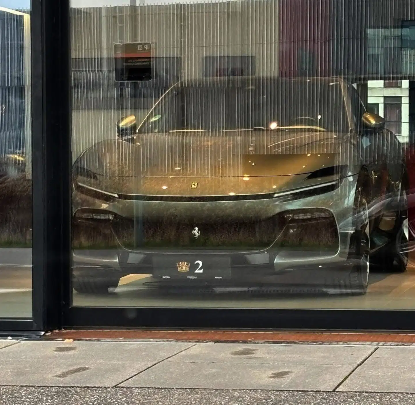 Hos Formula Automobile i Lyngby står der en Ferrari med Krone 2-nummerplade i vinduet. Foto: Privat