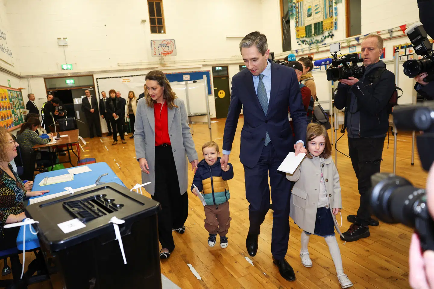 Taoiseach Simon Harris med sin familie ved stemmeurnen tidligere i dag. Foto: Toby Melville, Scanpix