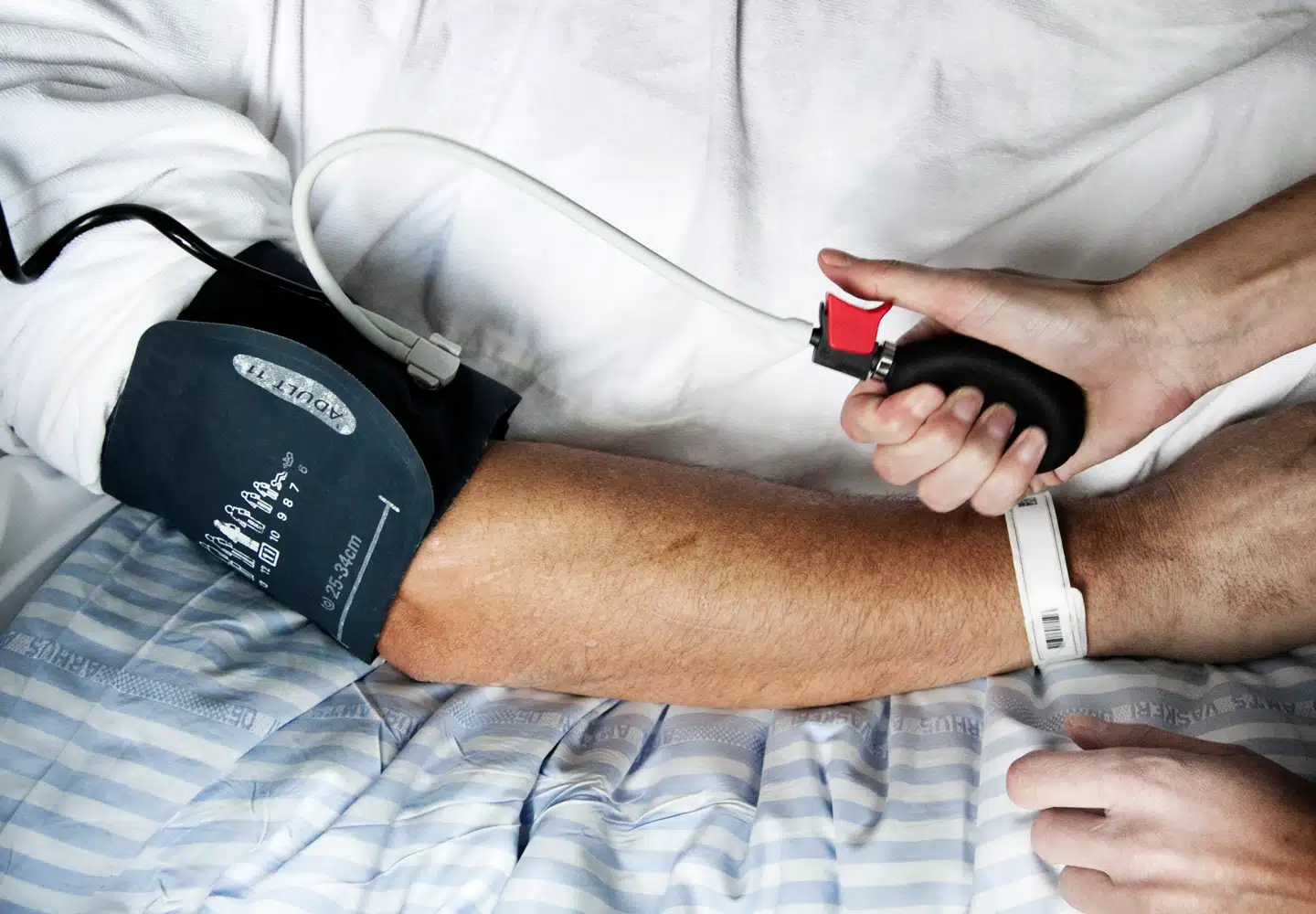 Overlægen fortæller, hvordan vi kan finde ud af, om vi har forhøjet blodtryk.