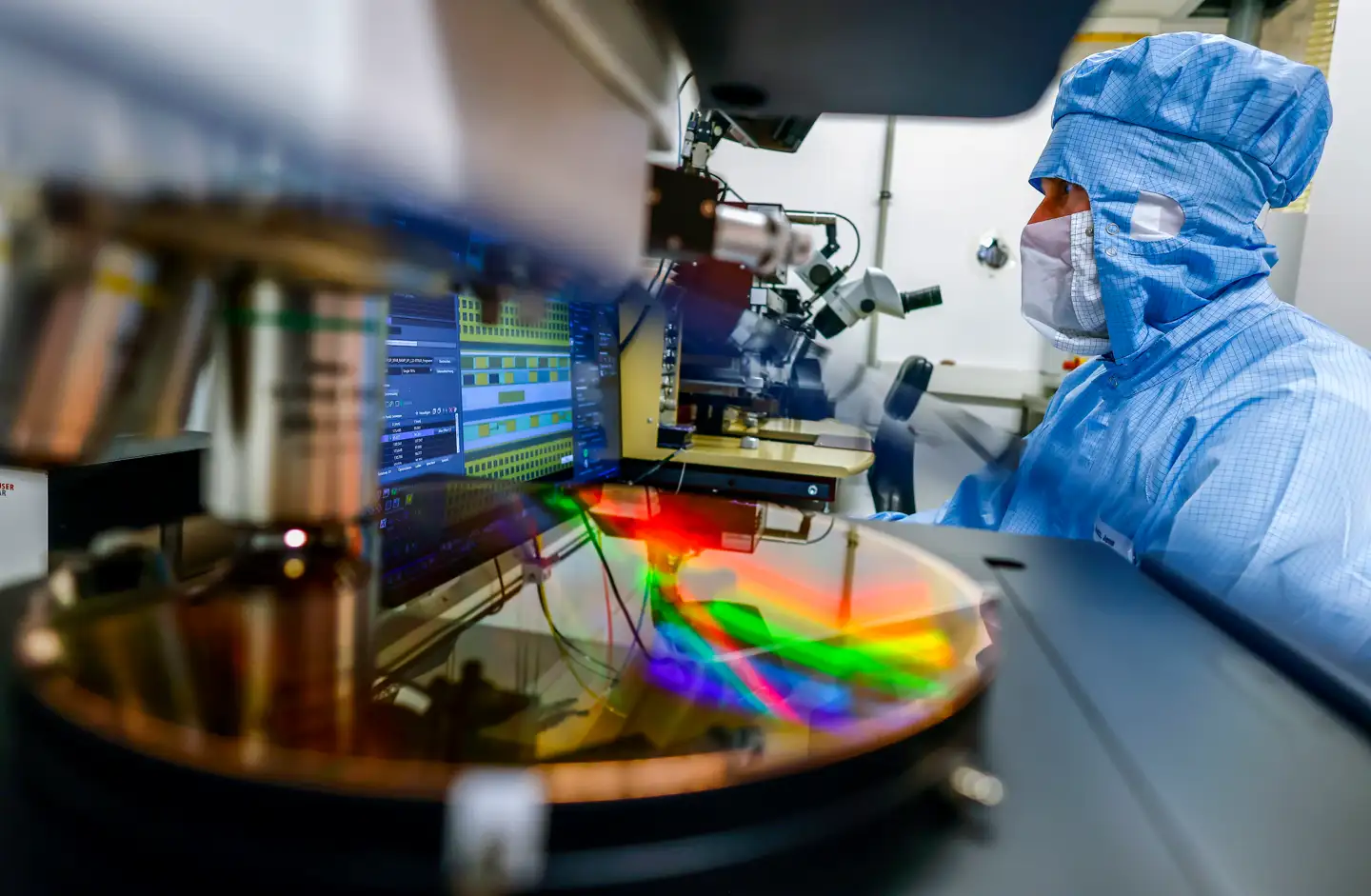 Arbejdet med at fremstille avancerede computerchip kræver præcision i alle detaljer, hvilket gør produktionen voldsomt kostbar. Europa kæmper lige nu for at få en femtedel af verdens chipproduktion til at foregå i de 27 medlemslande.