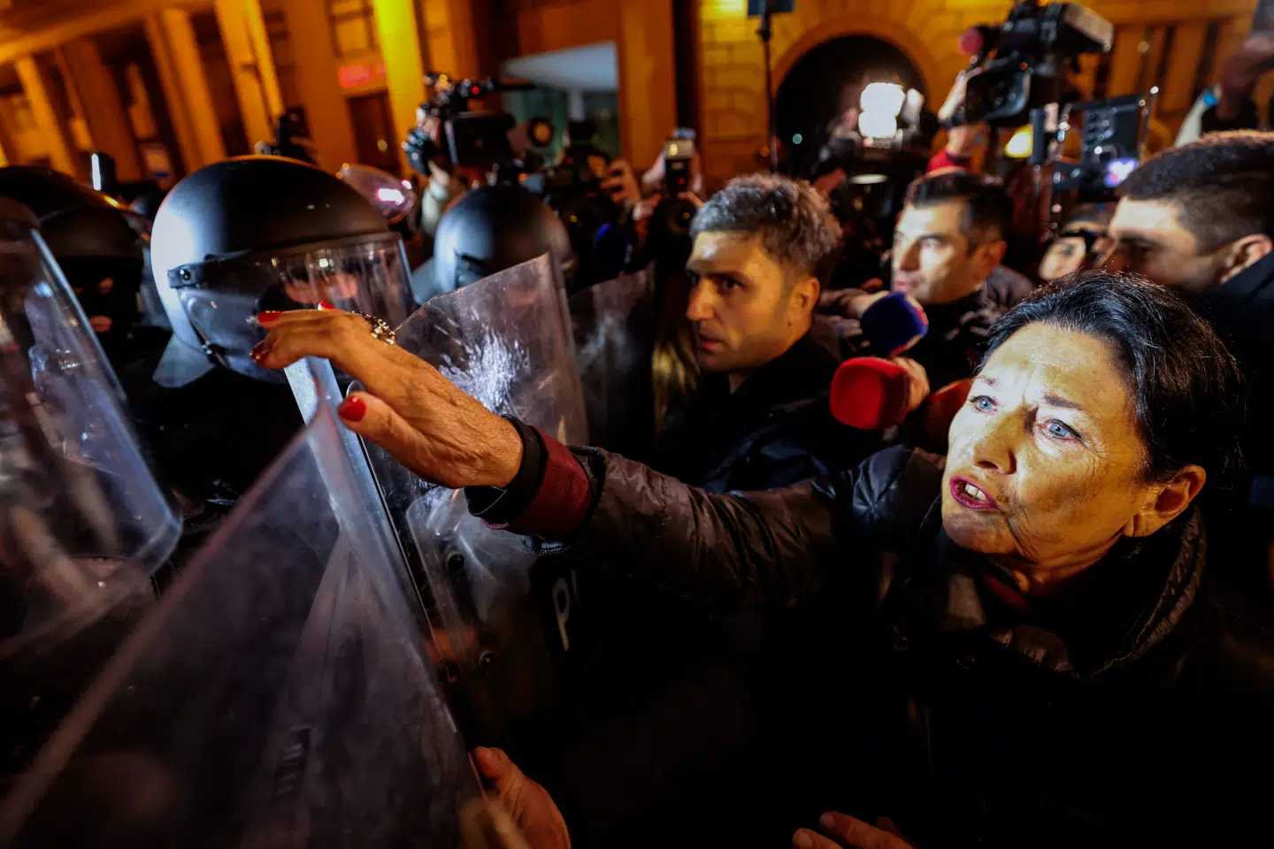 Landets præsident stod torsdag aften over for kampklædt politi. Oppositionspartier kalder det en skæbnestund for tre årtiers reformer i Georgien siden landets uafhængighed fra Sovjetunionen.