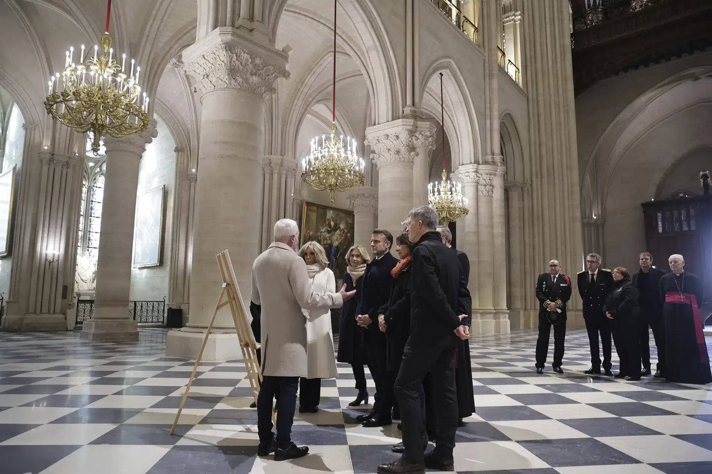 Frankrigs præsident, Emmanuel Macron, står i kirkerummet i katedralen, som i 2019 stod i flammer.