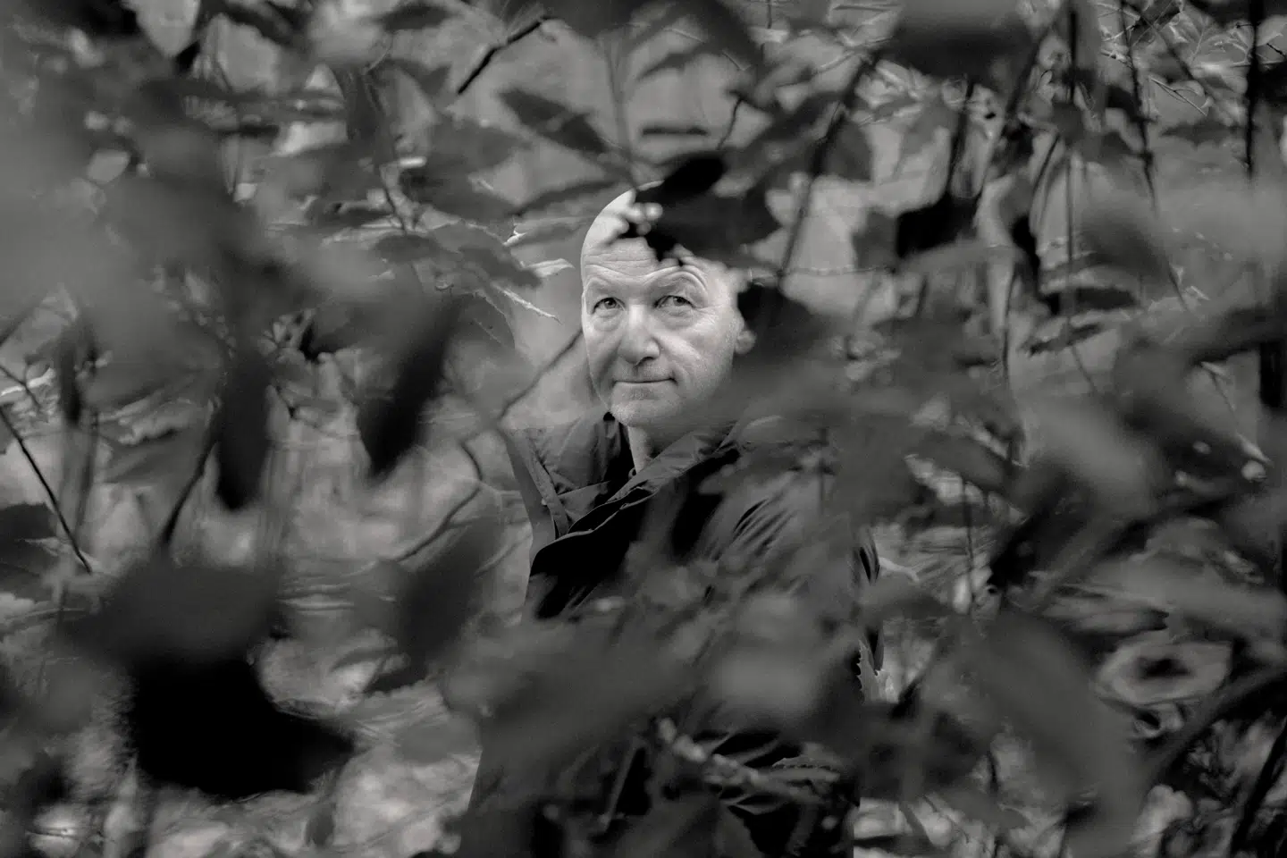 »Hele det dysfunktionelle familiemønster, jeg oplevede i min opvækst, har sidenhen været en interesse for mig at beskæftige mig med. Det er spændende, hvad menneskets bevæggrunde er for at fortie smudset og holde det skjult i et forsøg på at opretholde den pæne facade,« siger manuskriptforfatter Søren Sveistrup, der er bogaktuel.