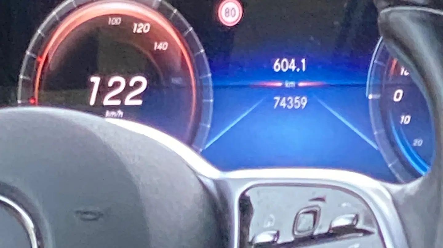 Jens' søn på 14 år tog et billede af speedometeret, mens han kørte med taxachaufføren