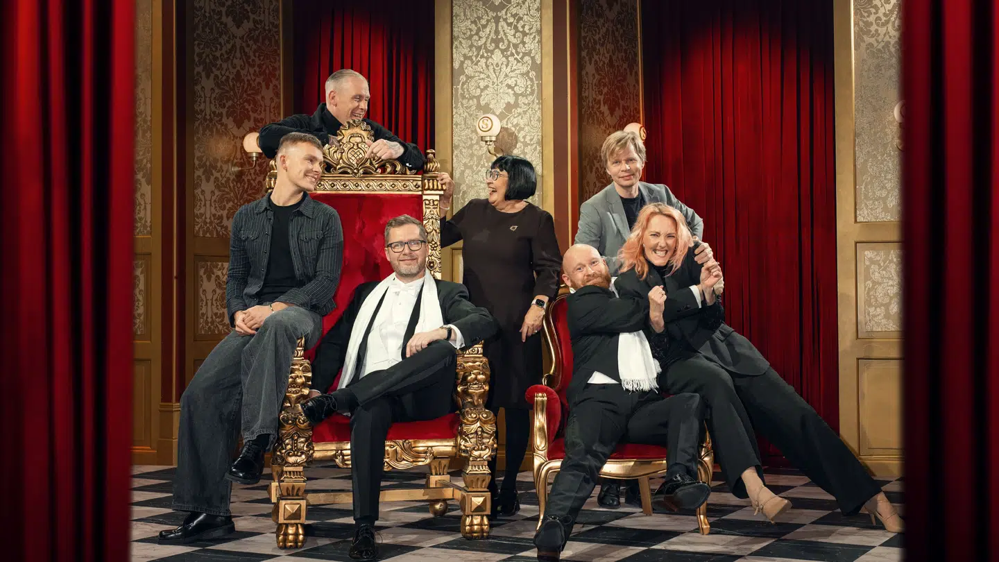 Fra venstre ses influencer Fredrik Trudslev, rapper Liam O'Connor, stormester Lasse Rimmer, Bagedyst-deltager Rosa Kildahl, komiker Mark Le Fêvre, tv-vært Clement Kjersgaard og skuespiller Ditte Hansen. (PR-foto).