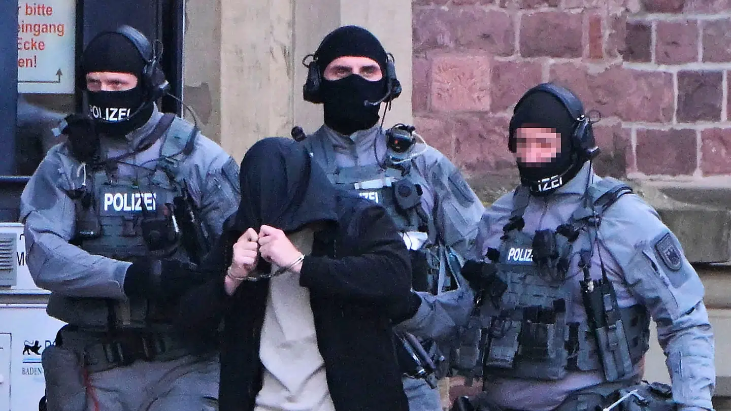 Tysk politi anholdt i starten af november flere mænd, der er mistænkt for at have smuglet våben ind i Tyskland. Våbnene skulle angiveligt bruges til terroraktioner.