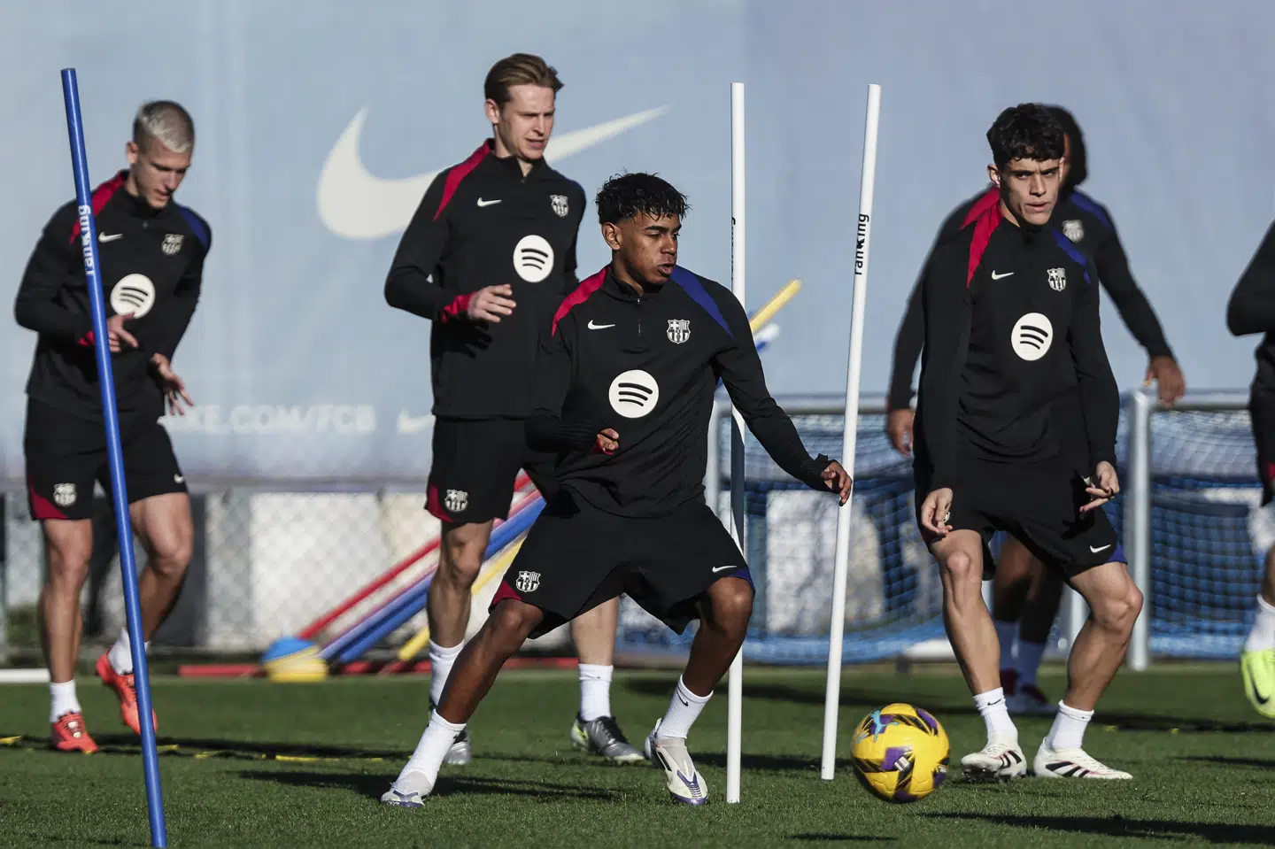 Lamine Yamal (i midten) er igen klar til at tørne ud for FC Barcelona efter at have haft problemer med sin ankel.