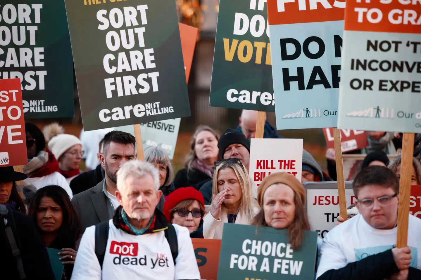 Uden for Underhuset i London var demonstranter fredag samlet for at vise deres modstand mod det lovforslag, der nu skal videre i høring.