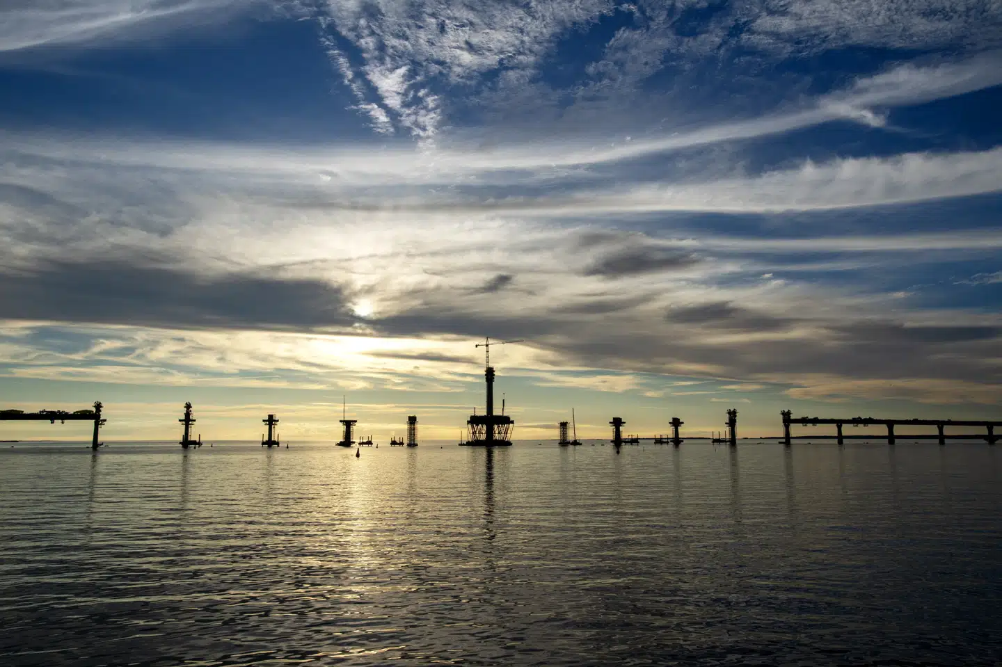 Den nye Storstrømsbro er under opbygning, men nu sendes medarbejdere hjem. (Arkivfoto).