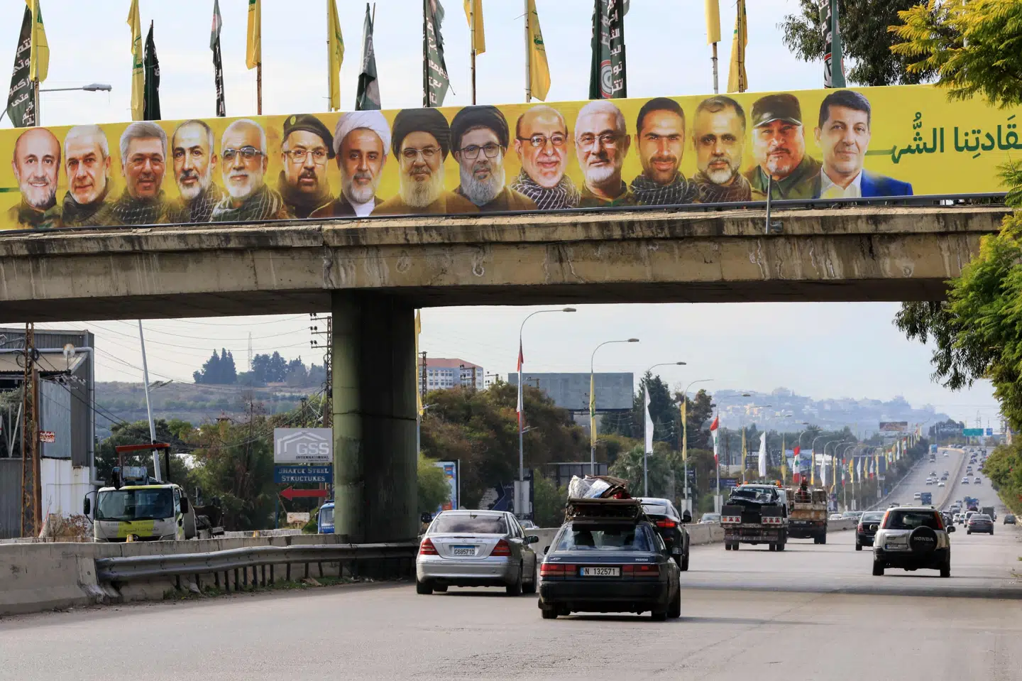 Fredag fortsætter indbyggere fra det sydlige Libanon med at vende hjem til de byer, der i de seneste måneder har været ramme om kampe mellem Hizbollah og Israel. Natten til onsdag trådte en våbenhvile i kraft.