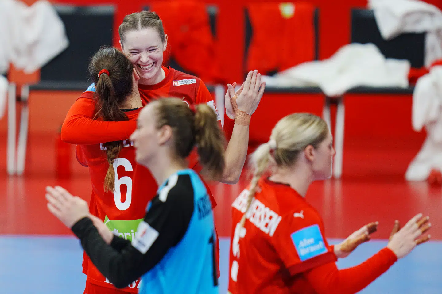 Danmarks Anne Mette Hansen og Helene Elver efter EM kvindehåndboldkampen i gruppe D mellem Danmark og Kroatien i St. Jakobshalle i Basel, Schweiz, fredag den 29. november 2024.. (Foto: Liselotte Sabroe/Ritzau Scanpix)