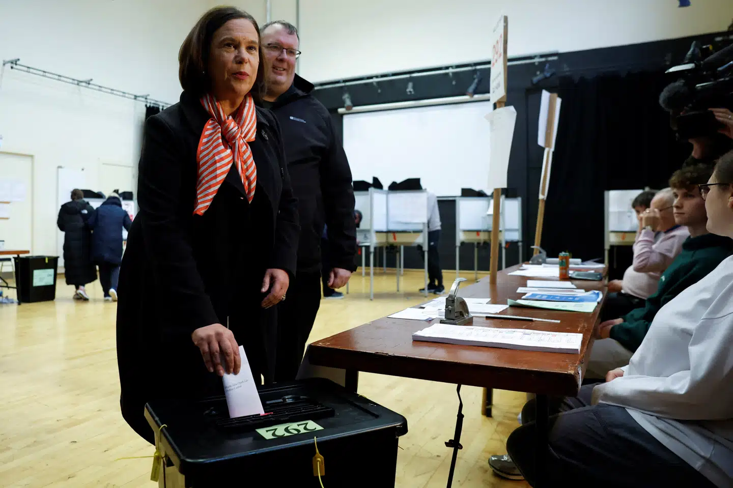 Lederen af Sinn Fein, Mary Lou McDonald, afgav fredag sin stemme i forbindelse med Irlands parlamentsvalg. Partiet ser ifølge valgstedsmåling ud til at blive det største. Alligevel forventes Sinn Fein ikke at blive en del af en kommende regering.