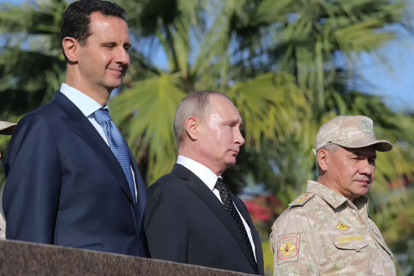 Syriens præsident, Bashar al-Assad (venstre), mødtes i 2017 med sit russiske modstykke, Vladimir Putin, og Ruslands daværende forsvarsminister, Sergej Sjojgu, på den russiske luftbase Khmejmim på Syriens vestkyst. (Arkivfoto).
