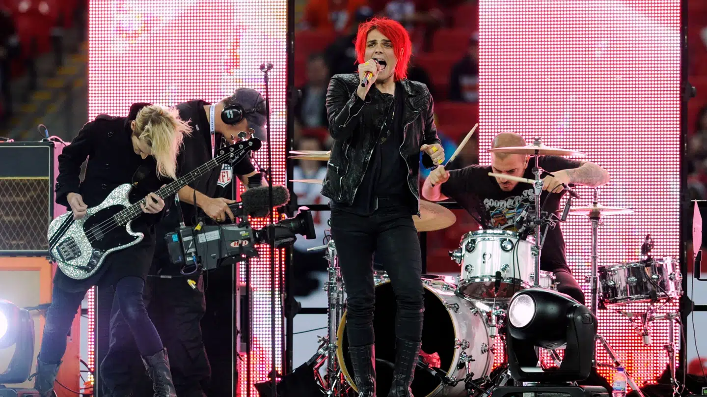 Her ses My Chemical Romance optræde forud for en NFL-kamp i 2010.