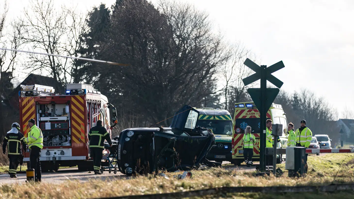 Et lokaltog har lørdag formiddag påkørt en personbil i Kirke Eskilstrup ved Tølløse på Midtsjælland.