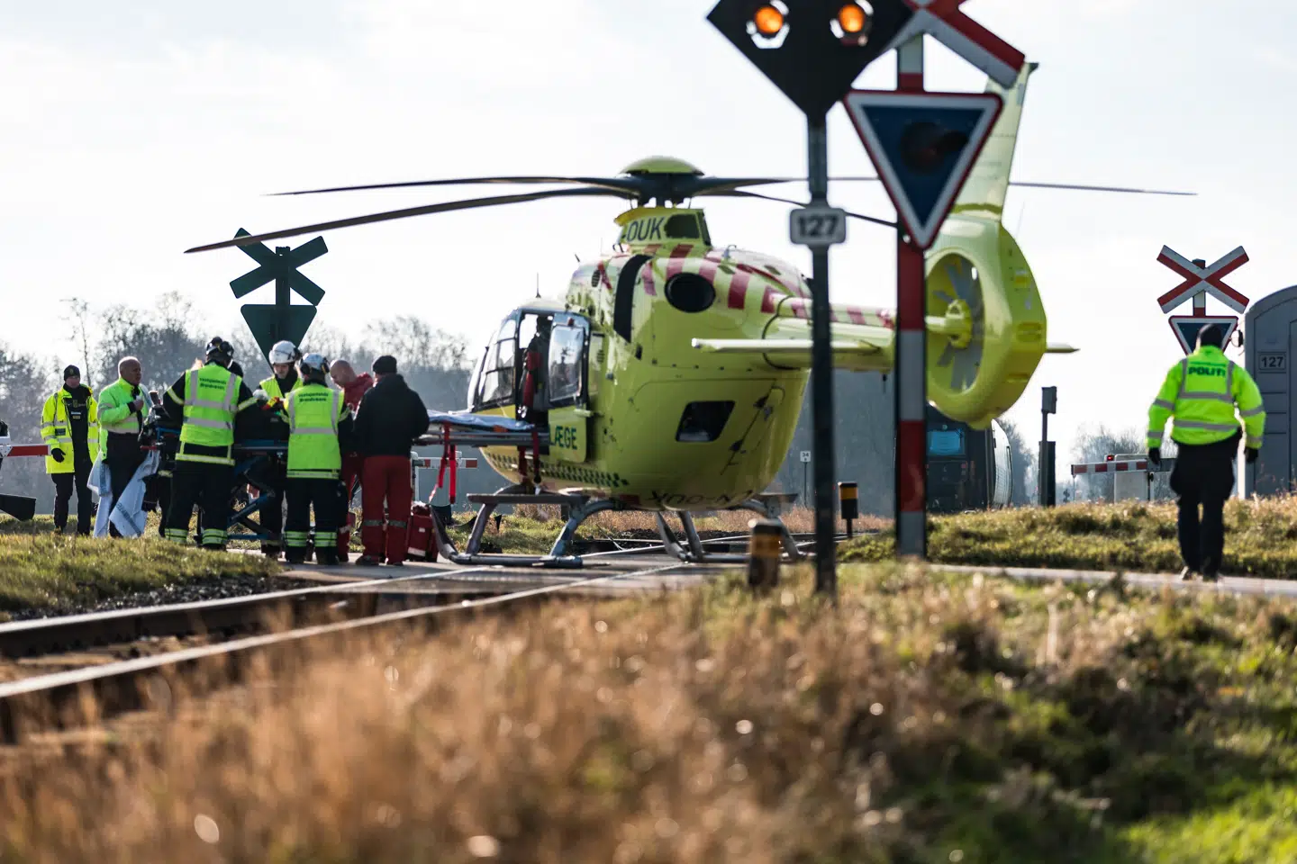 Her ses lægehelikopteren ved ulykkesstedet.