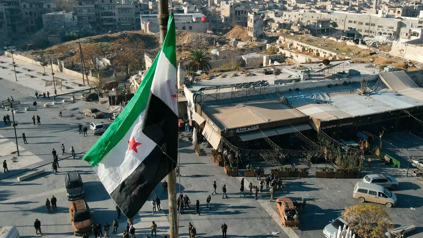Det syriske oppositionsflag er blevet hejst i Aleppo.