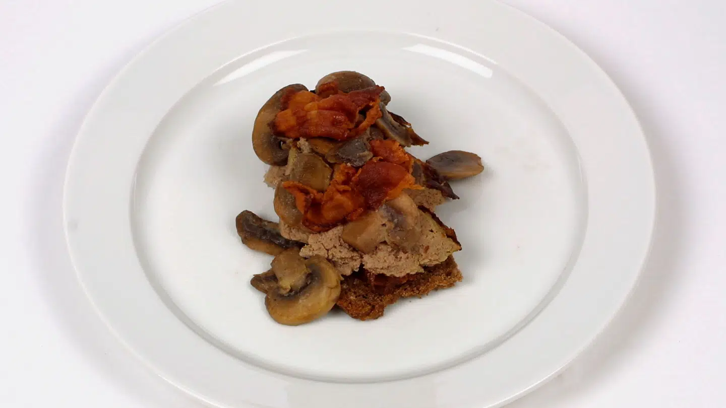 For mange er leverpostej en del af julefrokosten, og lige nu er der priskrig i supermarkederne.