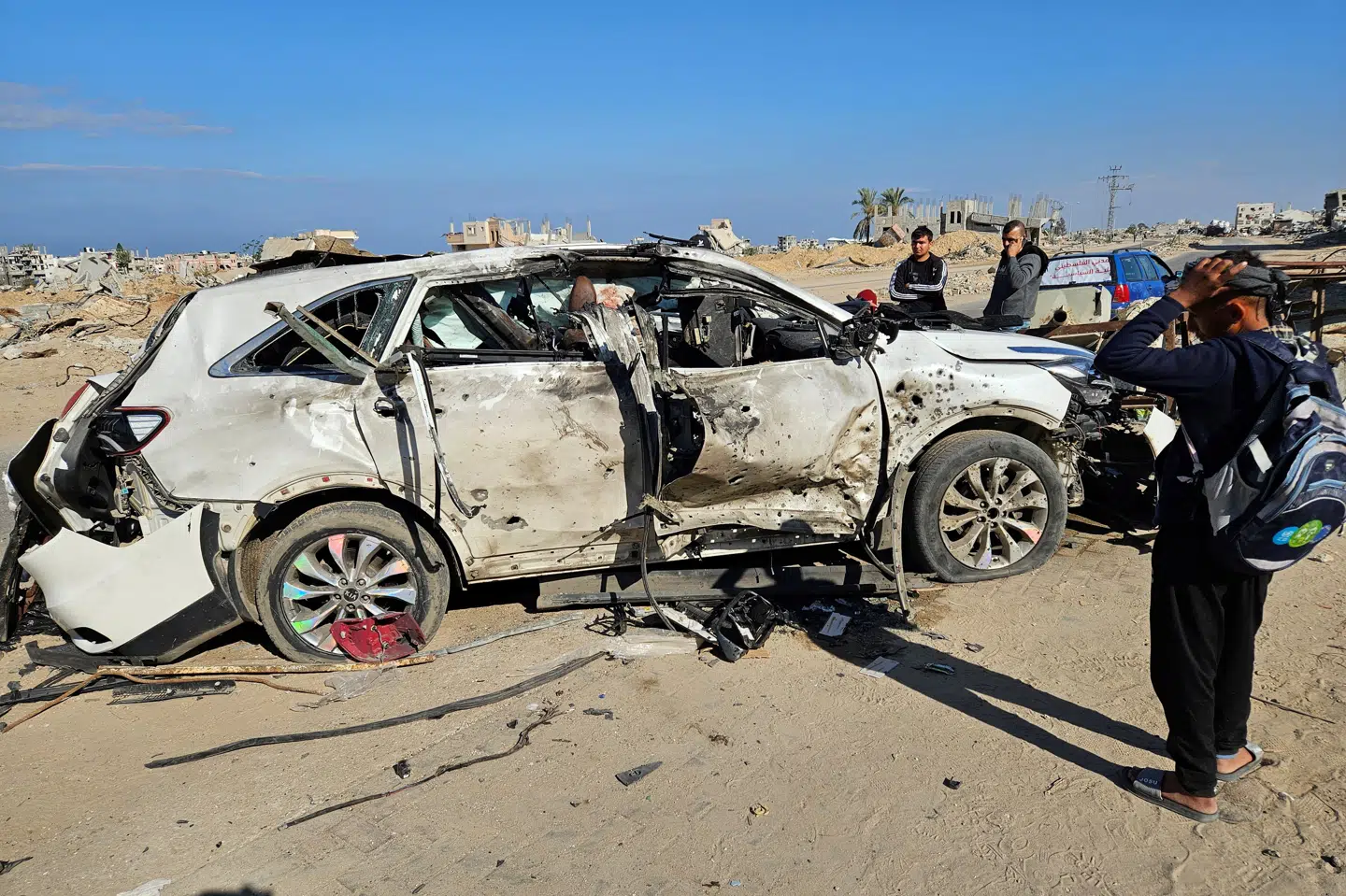 Palæstinensere betragter en bil, der lørdag er blevet ramt i et israelsk luftangreb ved byen Khan Younis i det sydlige Gazastriben. Tre ansatte fra den amerikanske hjælpeorganisation World Central Kitchen blev dræbt i angrebet.