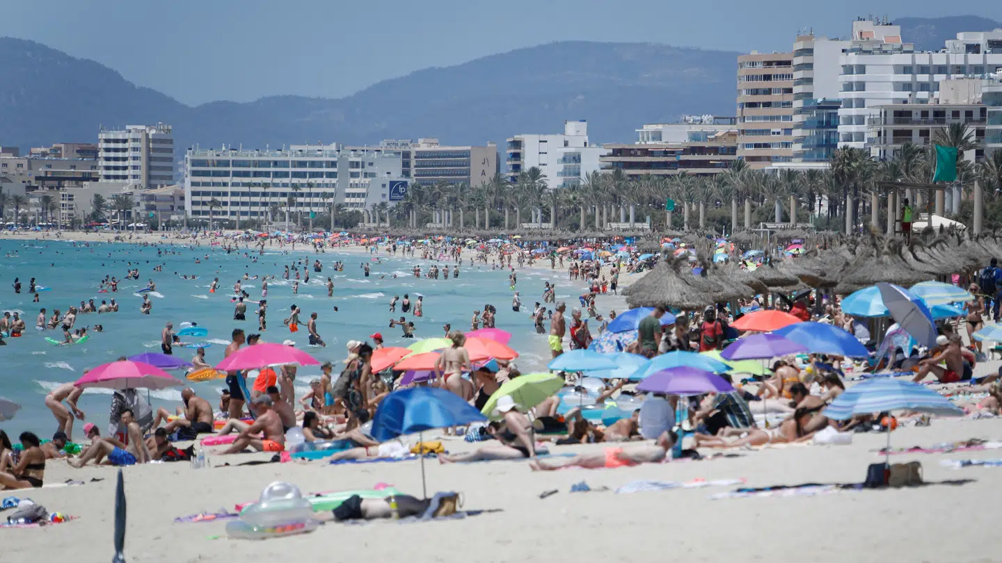 Arkivfoto af turister som nyder solen på den populære strand Arenal i Palma de Mallorca. 2. december træder en ny turistlov i kraft – med flere nye krav til turisterne.