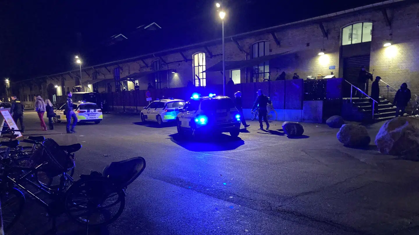 Københavns Politi rykkede massivt ud til Kødbyen, hvor en uoverensstemmelse udviklede sig voldeligt.
