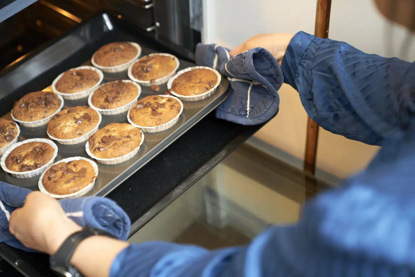 Selv om prisen på transport af strøm sættes ned, er det stadig værd at huske de gode elsparevaner. Det er blandt andet at undgå så vidt muligt at forvarme ovnen ved madlavning og at slukke fem til ti minutter, før maden er færdig på komfuret og i ovnen for at udnytte eftervarmen. (Arkivfoto).