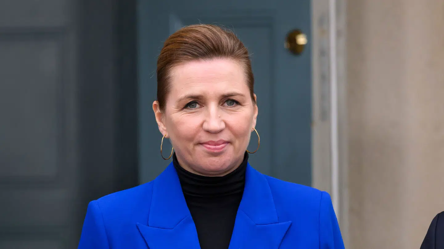 Statsministeren siger søndag til Ritzau, at regeringen er »i gang med« at »se på fælles gæld med nye øjne og nye briller«. Hun ønsker både at styrke europæisk forsvar og konkurrenceevne.
