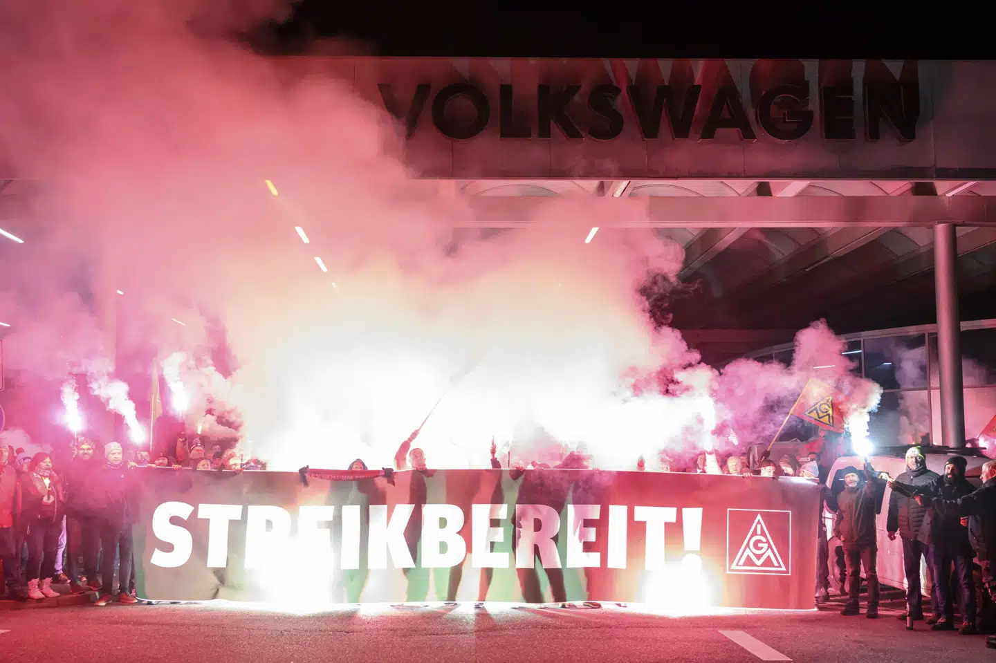 Ansatte hos Volkswagen i den tyske by Zwickau har fået nok og protesterer den første dag i december.