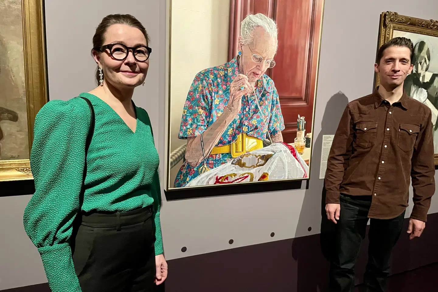 Portrættet af dronning Margrethe kan ses på Kunstmuseum Brandts i Odense. På billedet ses billedkunstner Allan Otte og direktør for Kunstmuseum Brandts Stine Høholt.