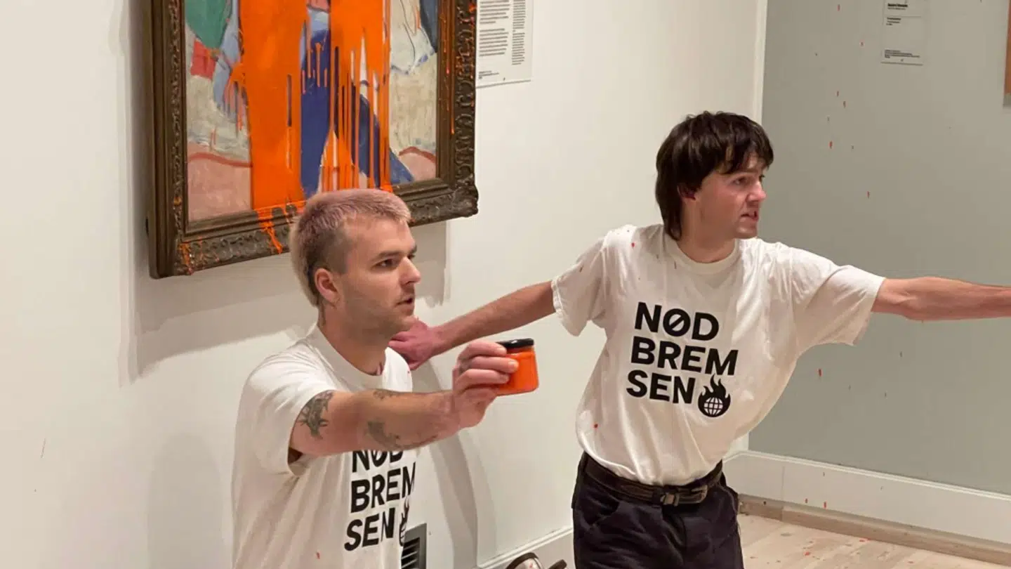 Klimaaktivister fra organisationen Nødbremsen har søndag middag kastet orange maling over et oliemaleri.