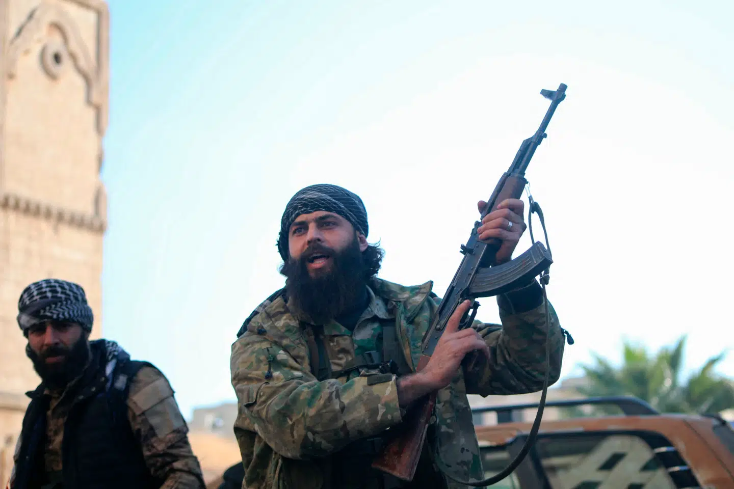 Både Syrien og USA har stemplet de syriske oprørere, der de seneste dage har løbet Syriens næststørste by Aleppo over ende, som terrorister.