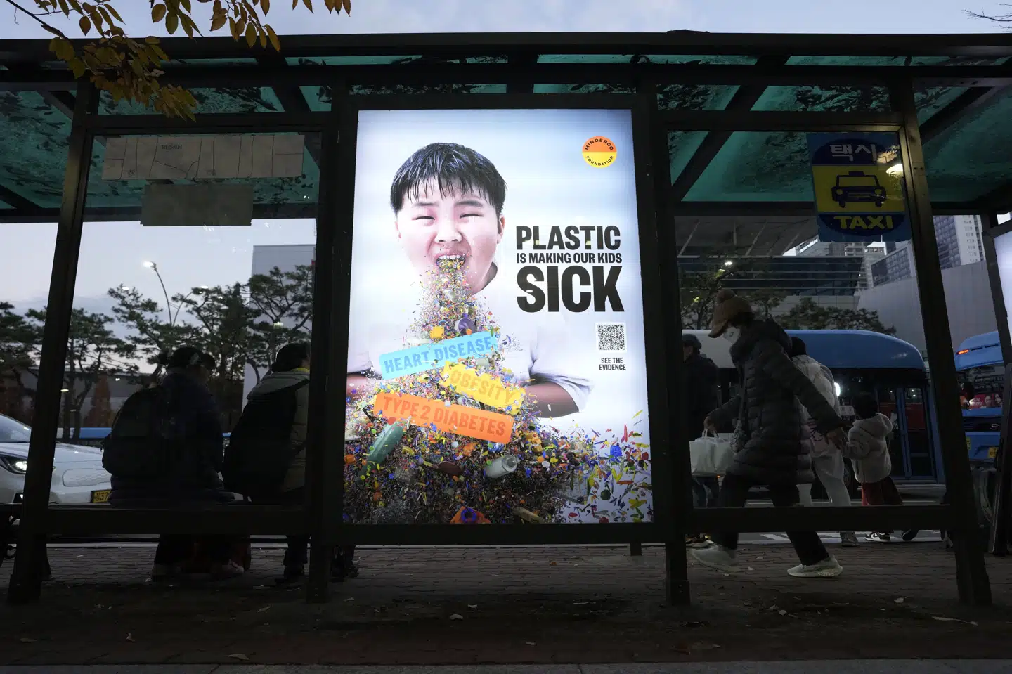En plakat i den sydkoreanske by Busan opfordrer forhandlerne fra knap 200 lande til at komme frem til en aftale om at reducere mængden af plastik i verden. Men det lykkes ikke for landene at nå til enighed.