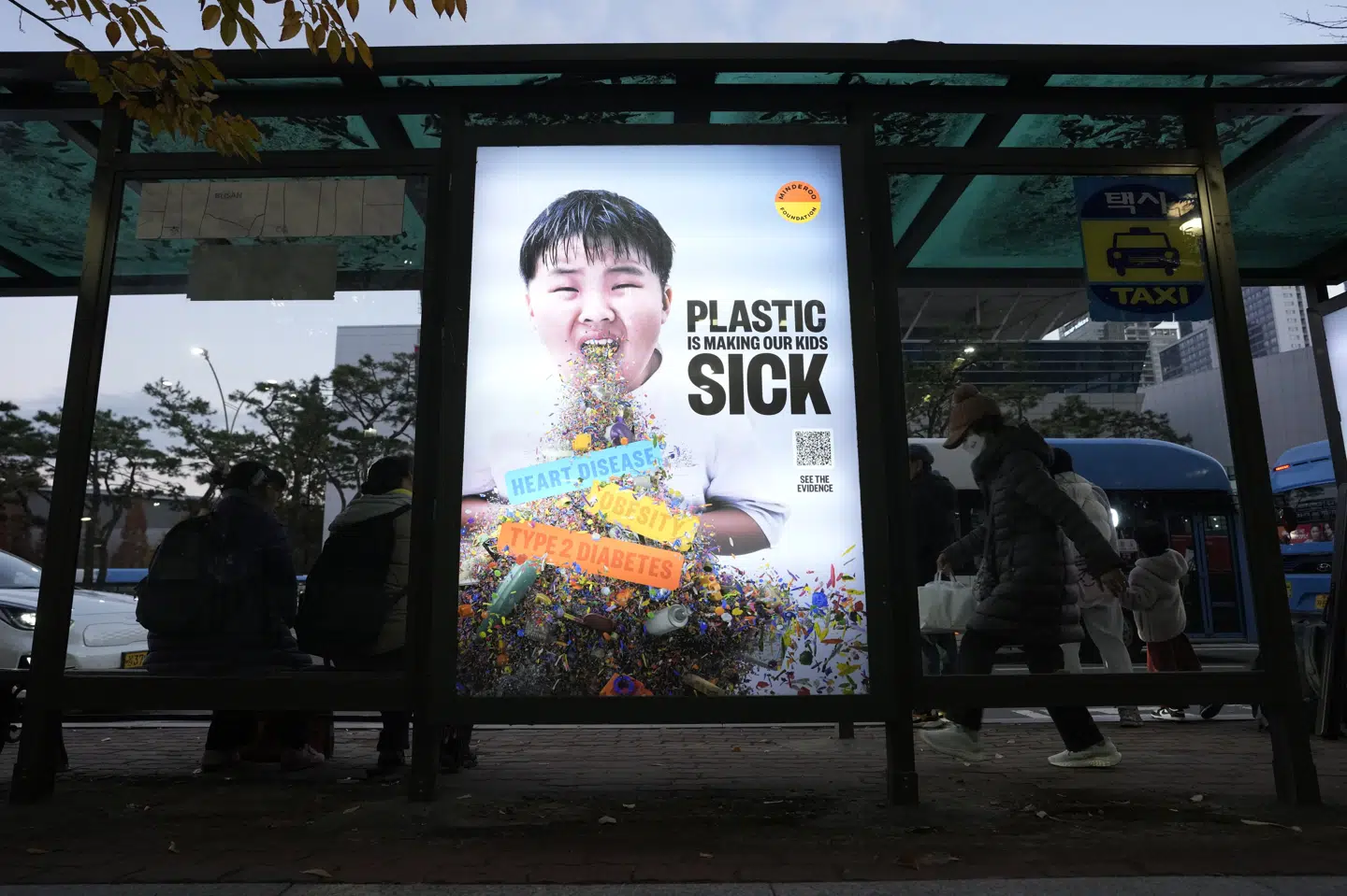 En plakat i den sydkoreanske by Busan opfordrer forhandlerne fra knap 200 lande til at komme frem til en aftale om at reducere mængden af plastik i verden. Men det lykkes ikke for landene at nå til enighed.
