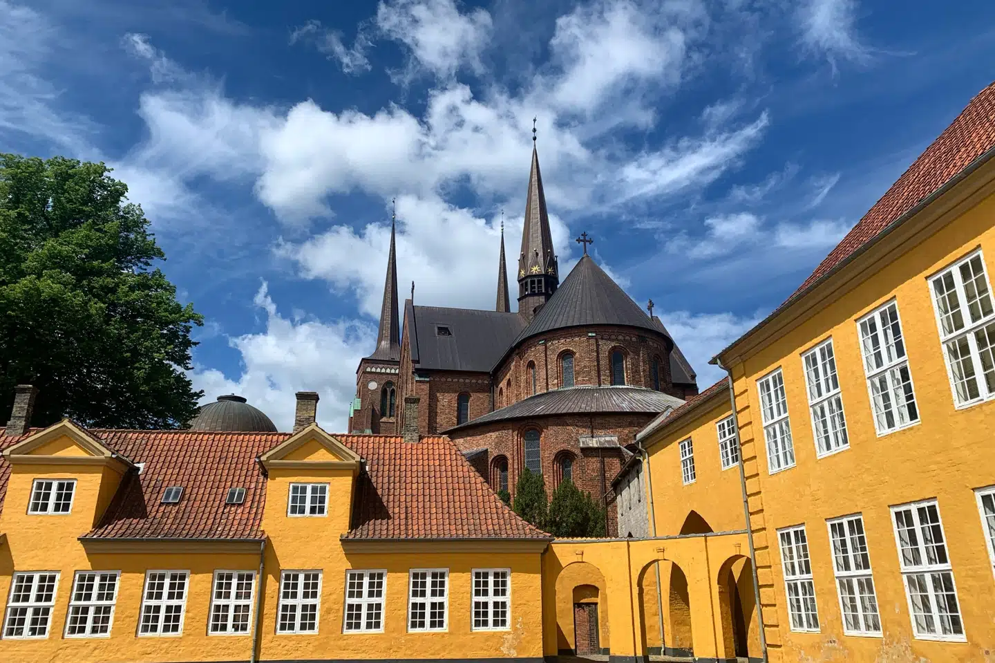 Det Kongelige Palæ skal danne rammerne for det nye besøgscenter. De nye udstillinger vil blive skabt med respekt for de historiske bygninger.