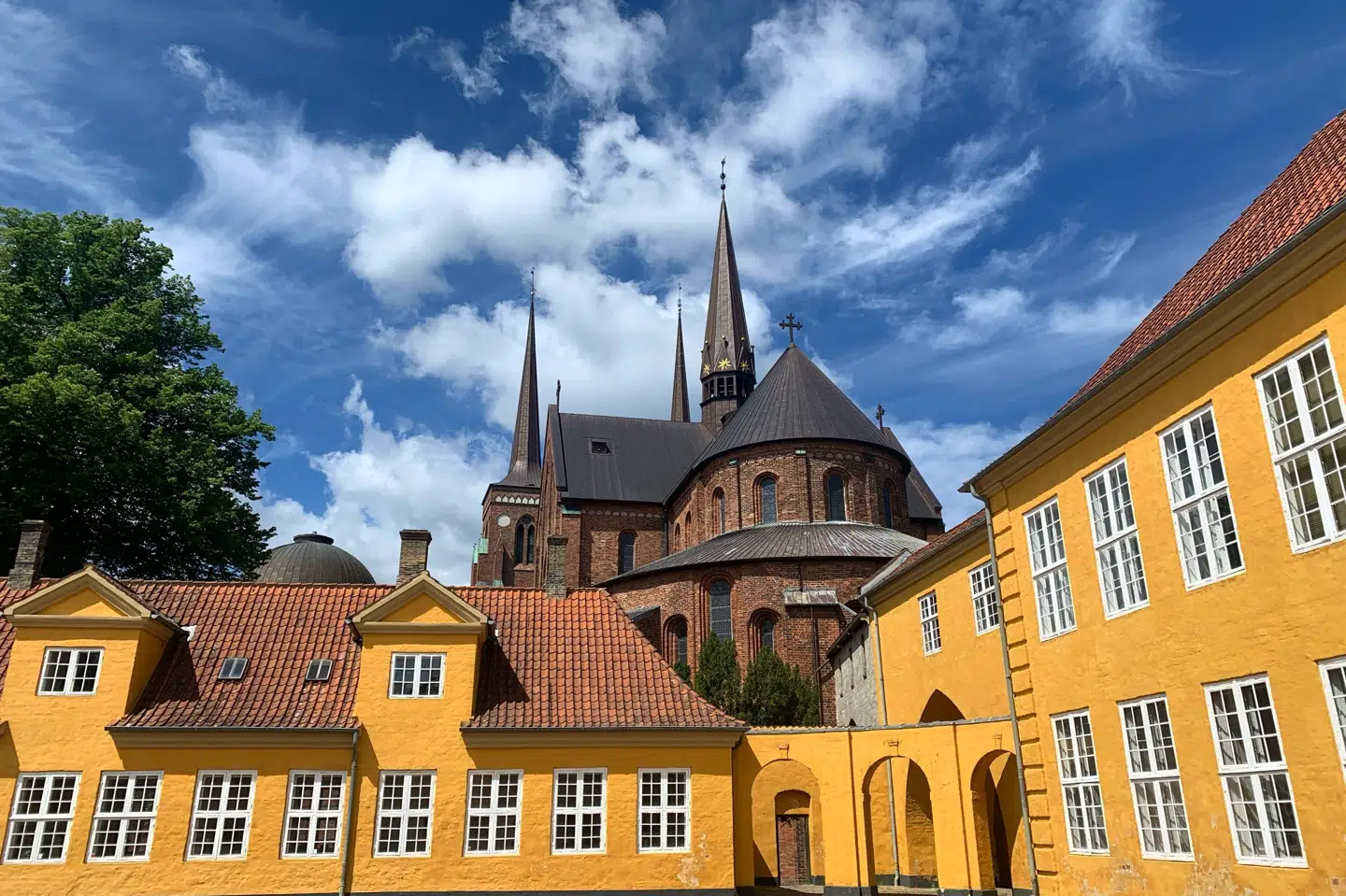 Det Kongelige Palæ skal danne rammerne for det nye besøgscenter. De nye udstillinger vil blive skabt med respekt for de historiske bygninger.