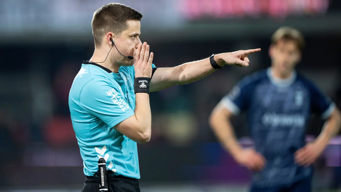 Dommer Lasse Graagaard dømmer straffespark til AGF efter VAR-tjek mod Silkeborg.