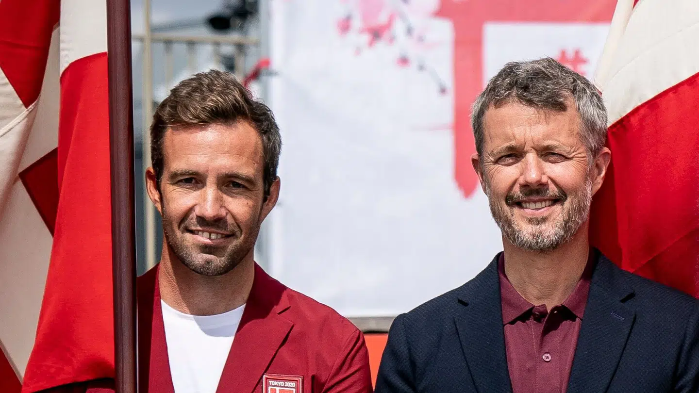 Jonas Warrer gør coemback. Her ses han i selskab med Kong Frederik.