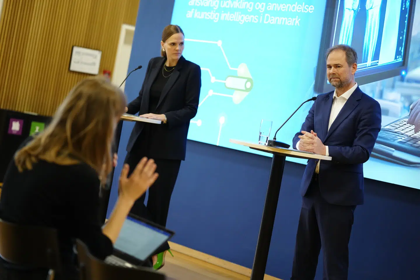 Digitaliseringsminister Caroline Stage (M) og finansminister Nicolai Wammen (S) præsenterer "Strategisk indsats for kunstig intelligens - Et styrket fundament for ansvarlig udvikling og anvendelse af kunstig intelligens i Danmark" på et pressemøde i København.