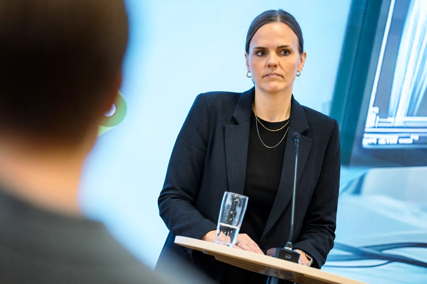 Digitaliseringsminister Caroline Stage (M) får kritik fra en samlet opposition for at være både respektløs og arrogant.