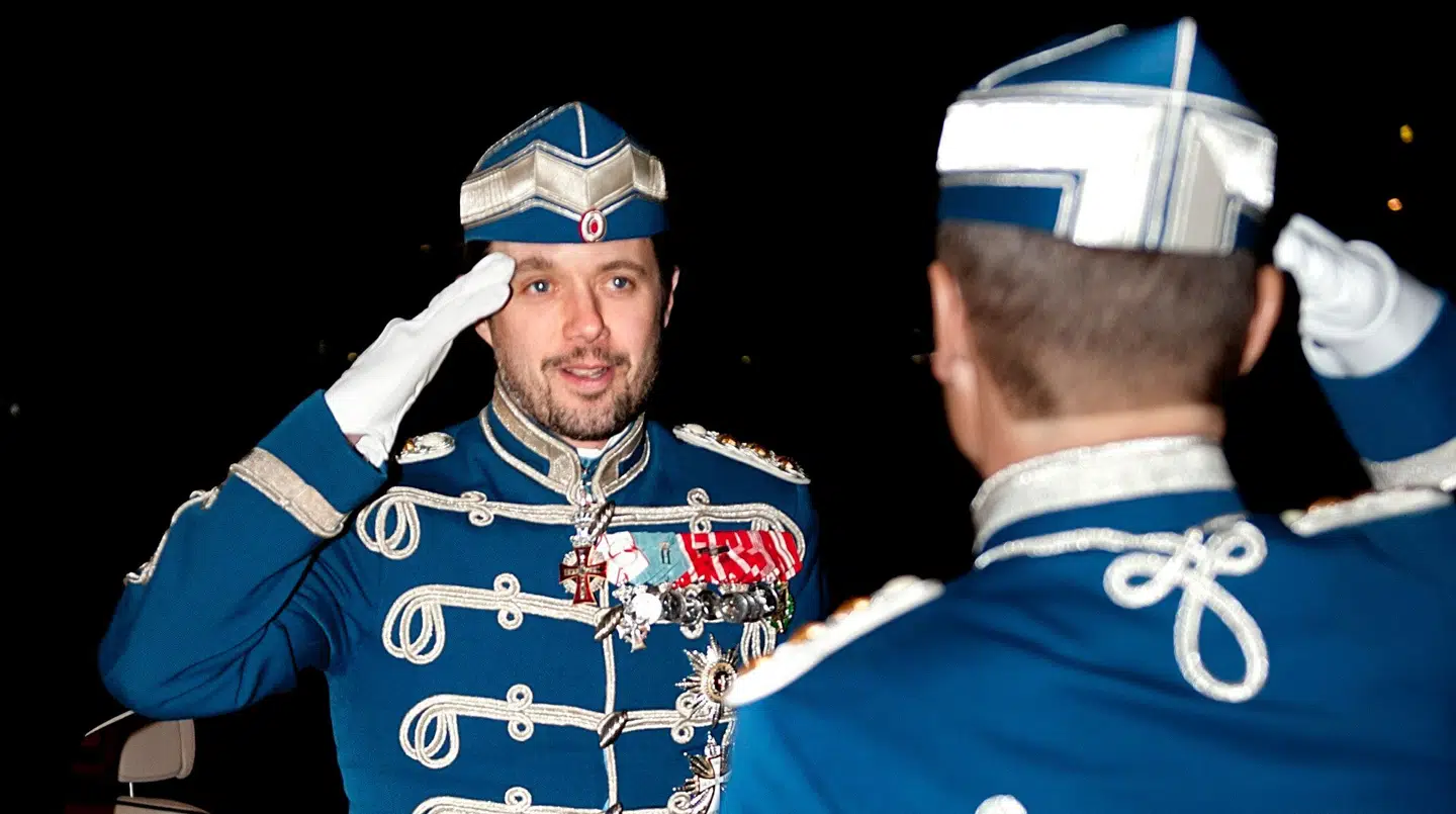 Kronprins Frederik ankommer til Garderhusarregimentets årsdagsfest på Antvorskov Kaserne ved Slagelse lørdag d. 20. november 2010. Her gives honnør.