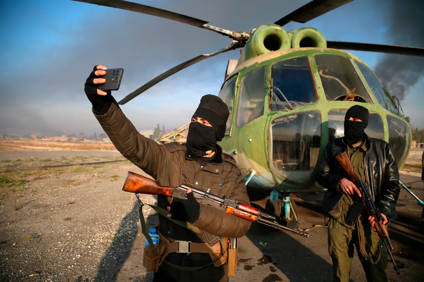 »Vi bliver nødt til at begribe, at Syrien er tilbage på dagsordenen, og at Vesten hellere må handle proaktivt end reaktivt på et problem, som ikke forsvinder af sig selv,« skriver Adam Holm. Her ses bevæbnede mænd ved Nayrab luftbase i Aleppo i Syrien 2. december 2024.