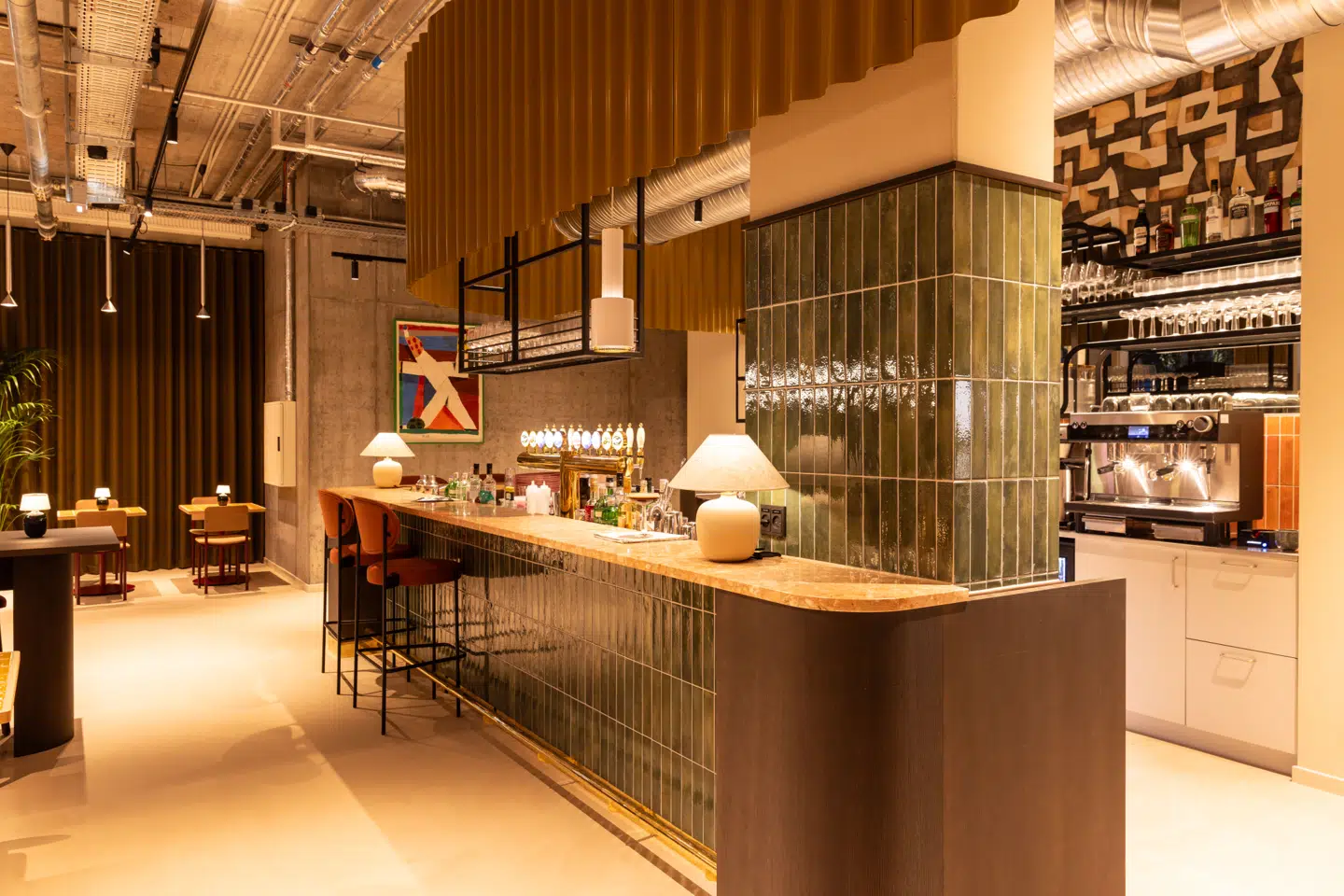 Den nye biograf er også bar og spisested.