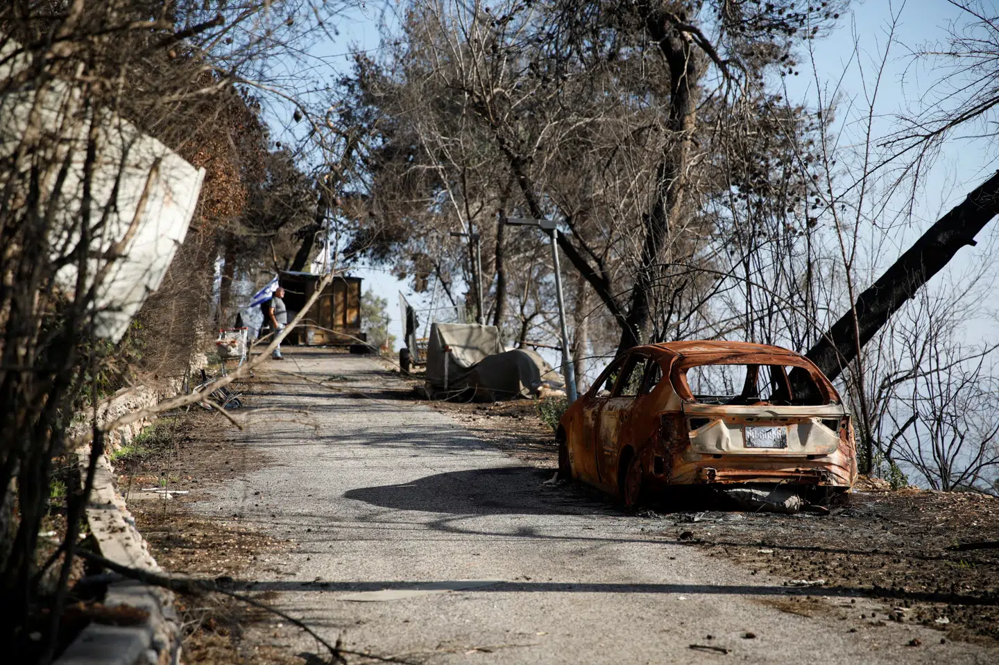 Her ses en beskadiget bil i grænseområdet mellem Israel og Libanon under den skrøbelige våbenhvile.